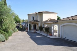 06 luxury holiday home la colle sur loup entrance
