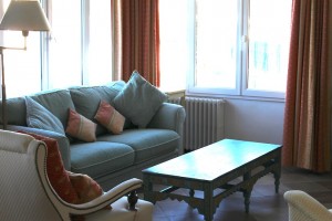 14 lovely ground floor apartment Vence sititng room