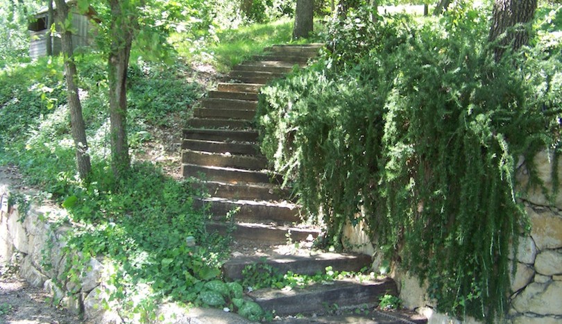24 Sue's home vence stairs garden